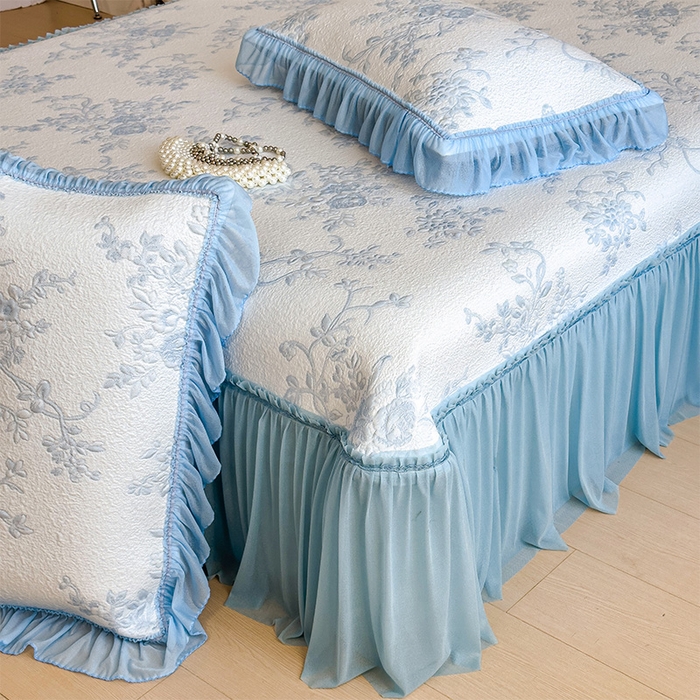 91家纺网 家纺一手货源 找家纺 莱家富 2026新款A类母婴级法式风冰豆豆凉席夏天冰丝席夏季可机洗家用软席床裙款 思琳娜-天空蓝