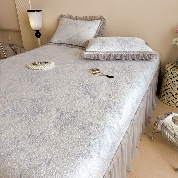 91家纺网 家纺一手货源 找家纺 莱家富 2026新款A类母婴级法式风冰豆豆凉席夏天冰丝席夏季可机洗家用软席床裙款 思琳娜-淡蓝