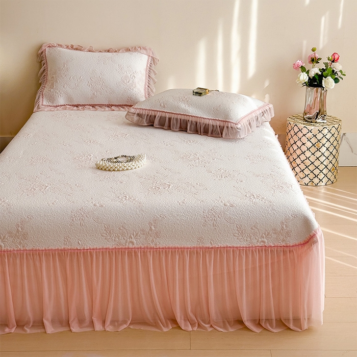 91家纺网 家纺一手货源 找家纺 莱家富 2026新款A类母婴级法式风冰豆豆凉席夏天冰丝席夏季可机洗家用软席床裙款 思琳娜-冰粉