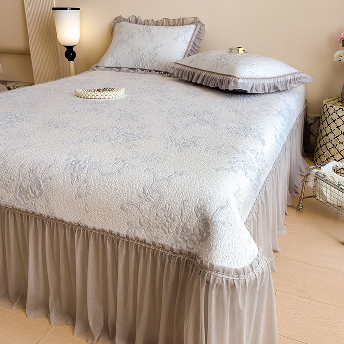 91家纺网 家纺一手货源 找家纺 莱家富 2026新款A类母婴级法式风冰豆豆凉席夏天冰丝席夏季可机洗家用软席床裙款 思琳娜-淡蓝