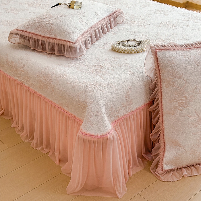 91家纺网 家纺一手货源 找家纺 莱家富 2026新款A类母婴级法式风冰豆豆凉席夏天冰丝席夏季可机洗家用软席床裙款 思琳娜-冰粉