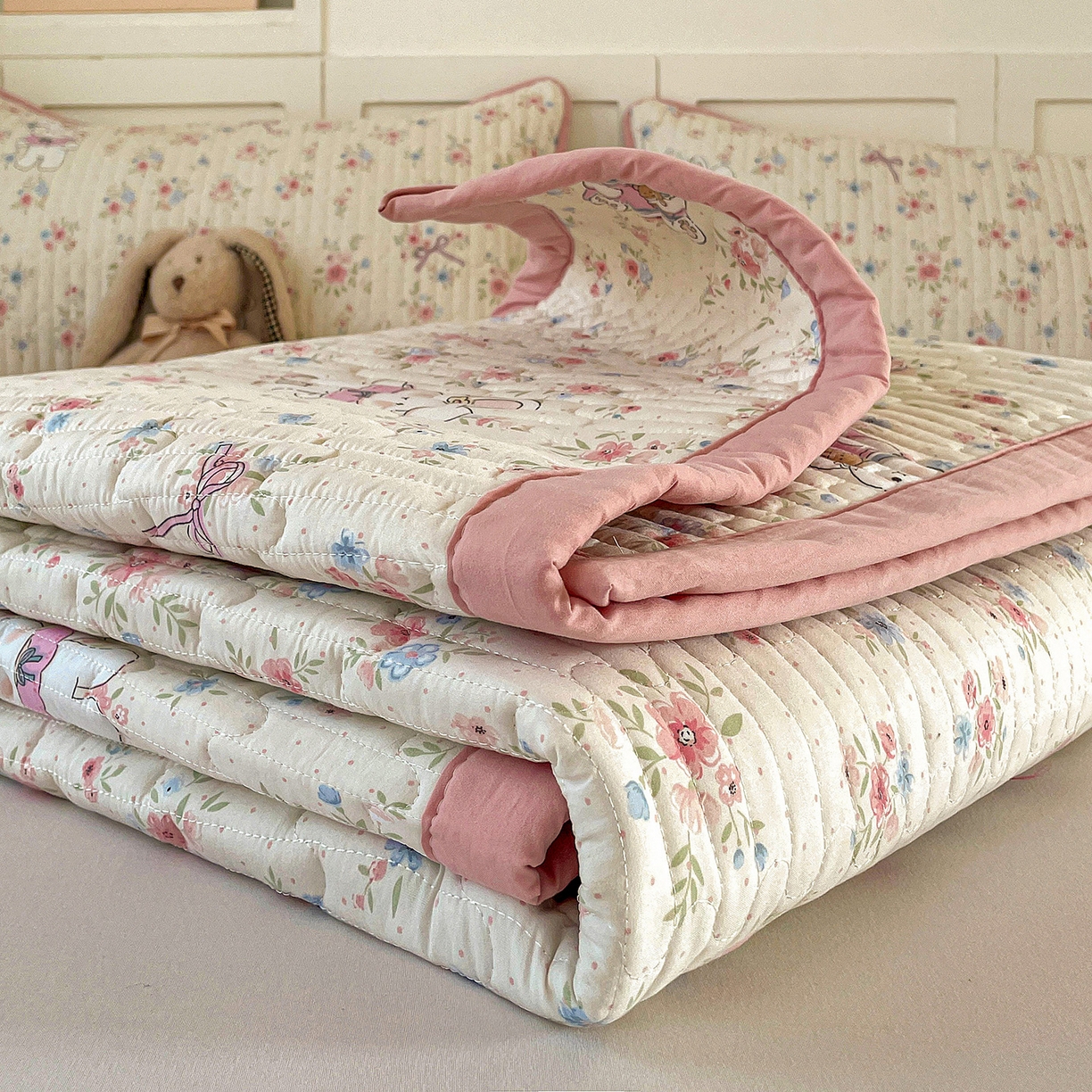 91家纺网 家纺一手货源 找家纺 纽缦家纺 2026新款A类105g仿棉古法水洗棉床垫 美丽小兔