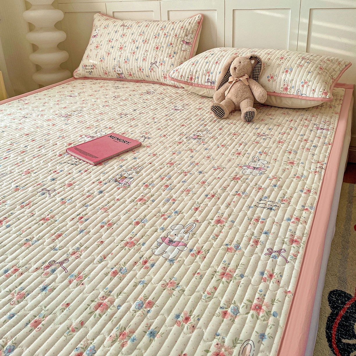 91家纺网 家纺一手货源 找家纺 纽缦家纺 2026新款A类105g仿棉古法水洗棉床垫 美丽小兔