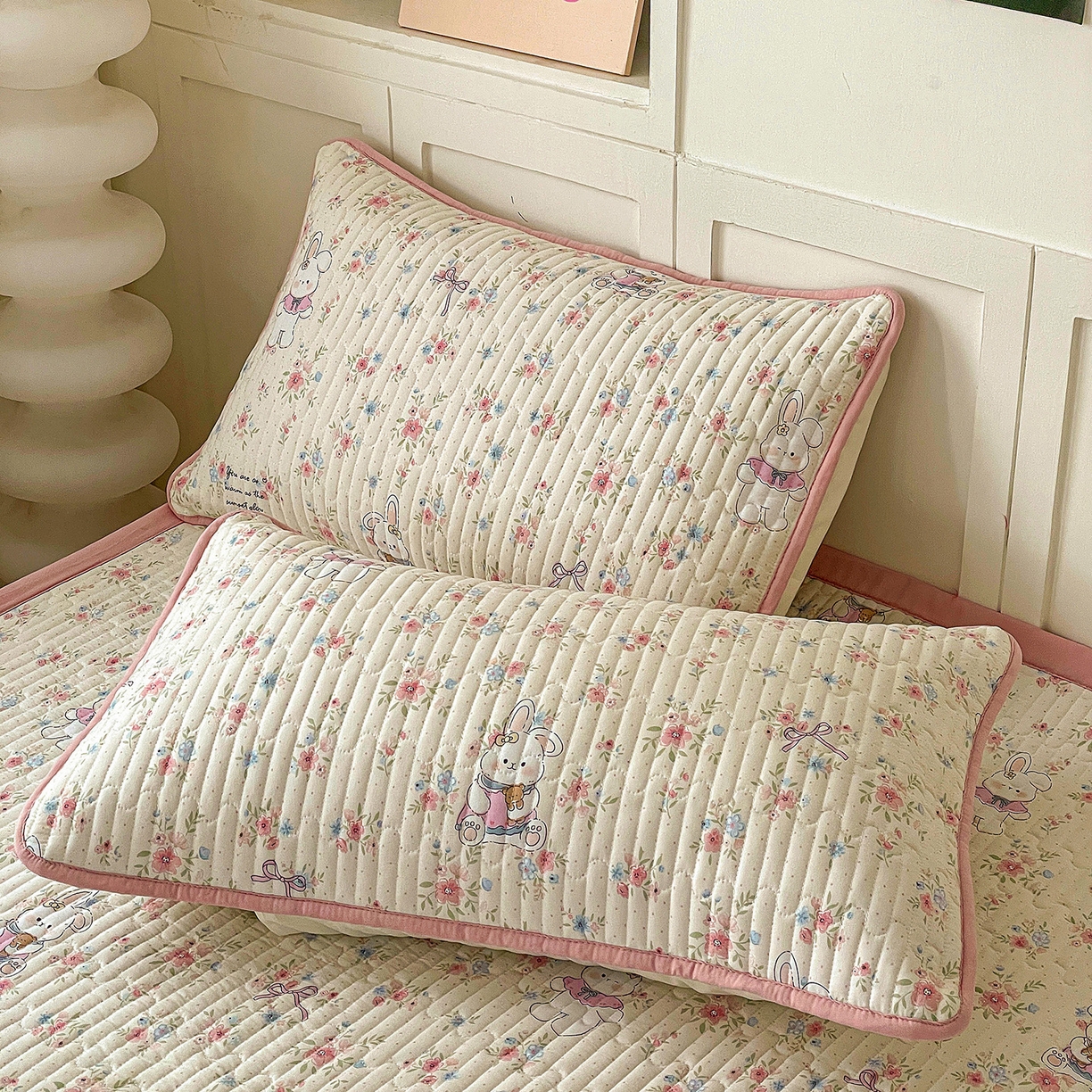 91家纺网 家纺一手货源 找家纺 纽缦家纺 2026新款A类105g仿棉古法水洗棉床垫 美丽小兔