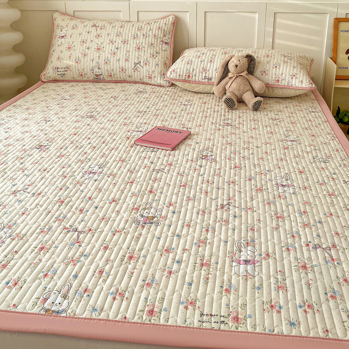 91家纺网 家纺一手货源 找家纺 纽缦家纺 2026新款A类105g仿棉古法水洗棉床垫 美丽小兔