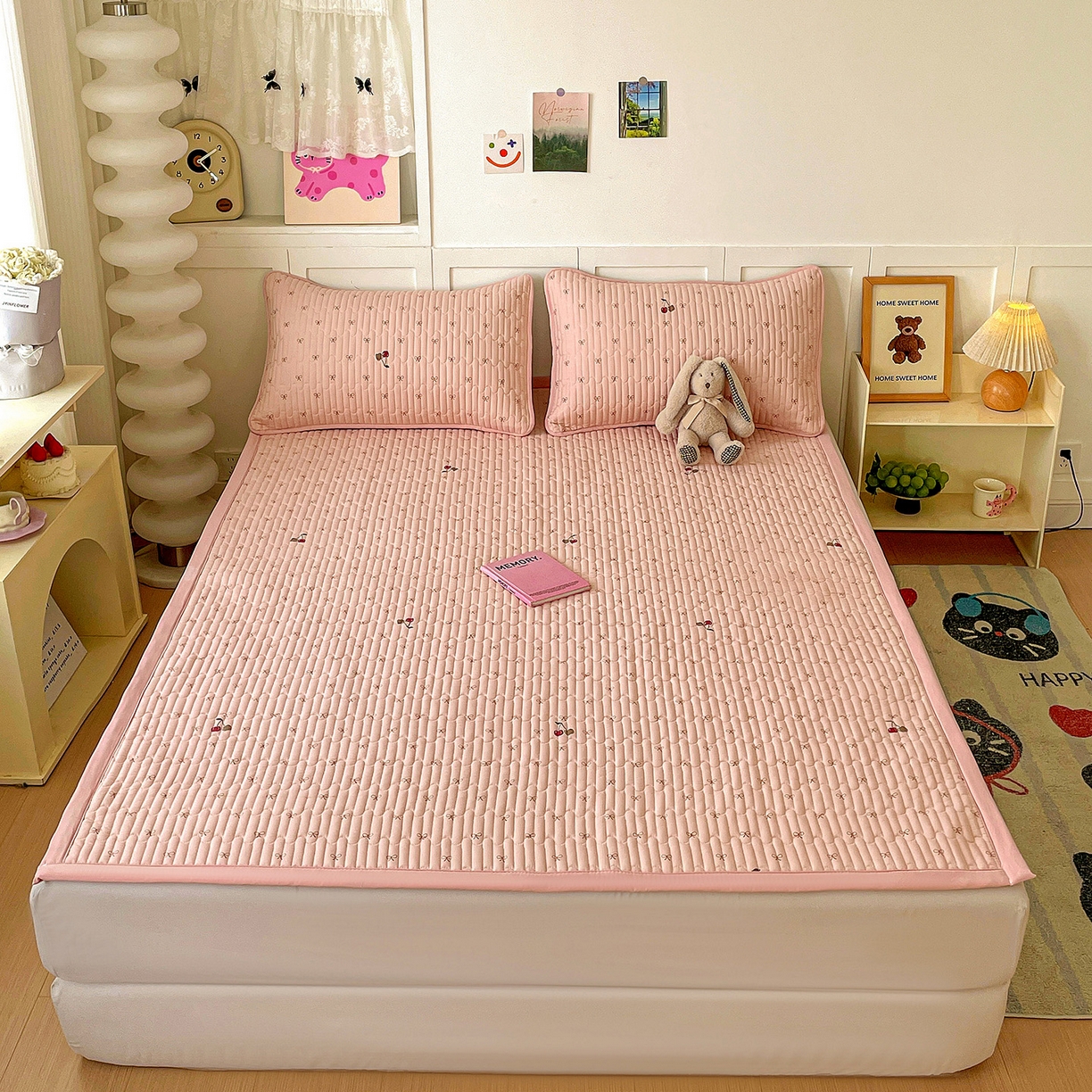 91家纺网 家纺一手货源 找家纺 纽缦家纺 2026新款A类105g仿棉古法水洗棉床垫 梦樱粉