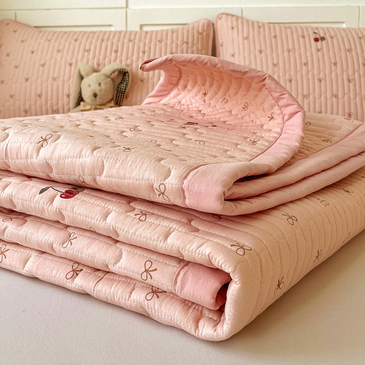 91家纺网 家纺一手货源 找家纺 纽缦家纺 2026新款A类105g仿棉古法水洗棉床垫 梦樱粉