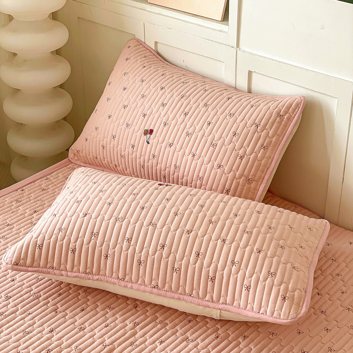 91家纺网 家纺一手货源 找家纺 纽缦家纺 2026新款A类105g仿棉古法水洗棉床垫 梦樱粉