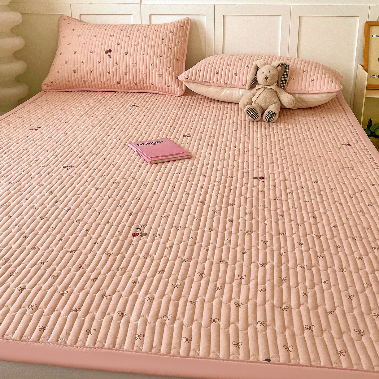 91家纺网 家纺一手货源 找家纺 纽缦家纺 2026新款A类105g仿棉古法水洗棉床垫 梦樱粉