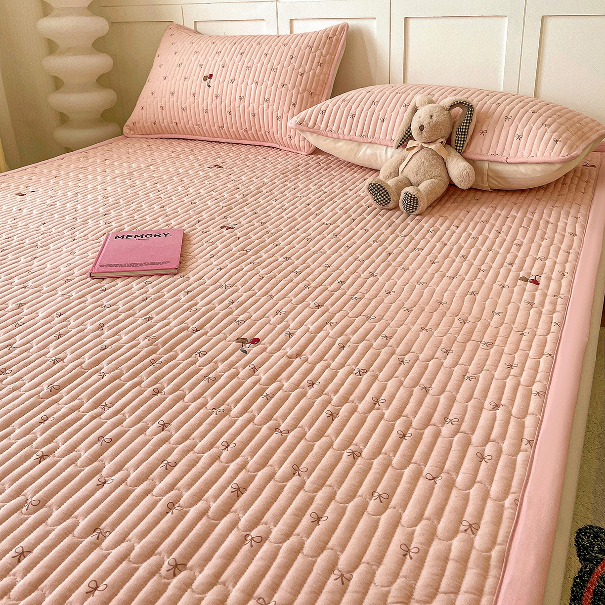 91家纺网 家纺一手货源 找家纺 纽缦家纺 2026新款A类105g仿棉古法水洗棉床垫 梦樱粉