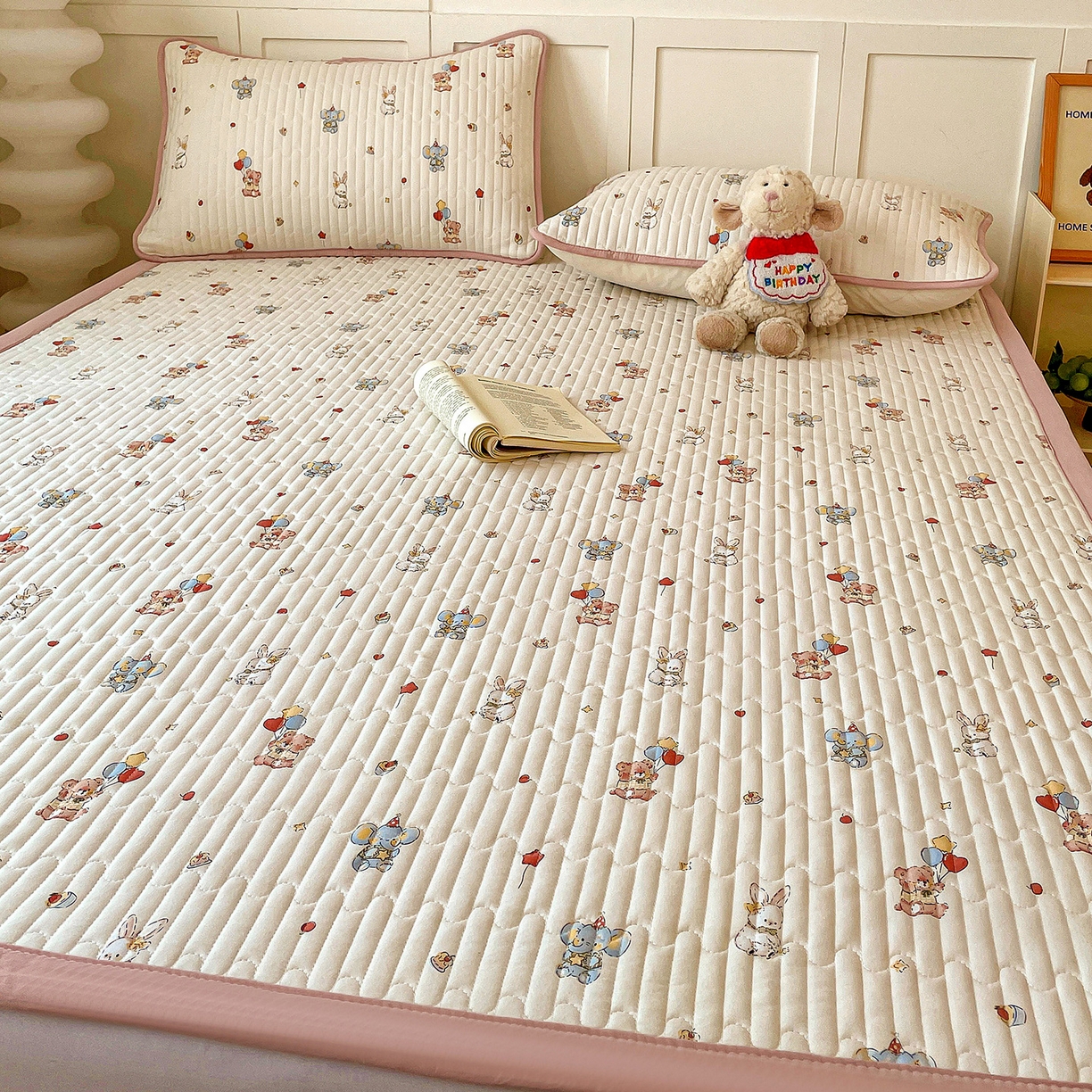 91家纺网 家纺一手货源 找家纺 纽缦家纺 2026新款A类105g仿棉古法水洗棉床垫 小飞象