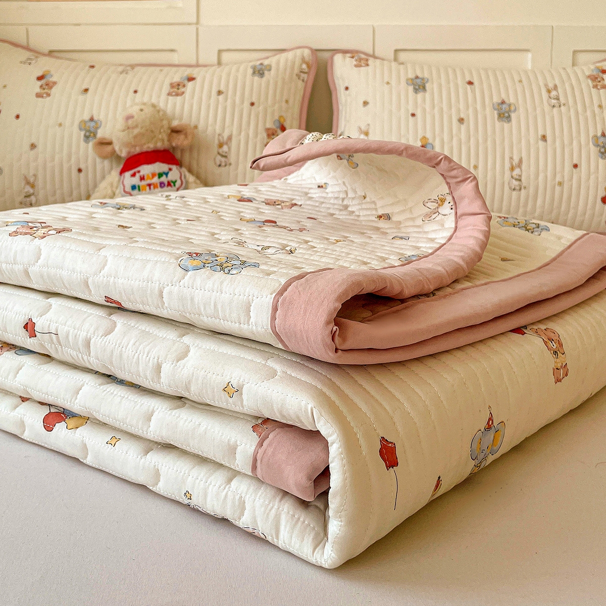 91家纺网 家纺一手货源 找家纺 纽缦家纺 2026新款A类105g仿棉古法水洗棉床垫 小飞象