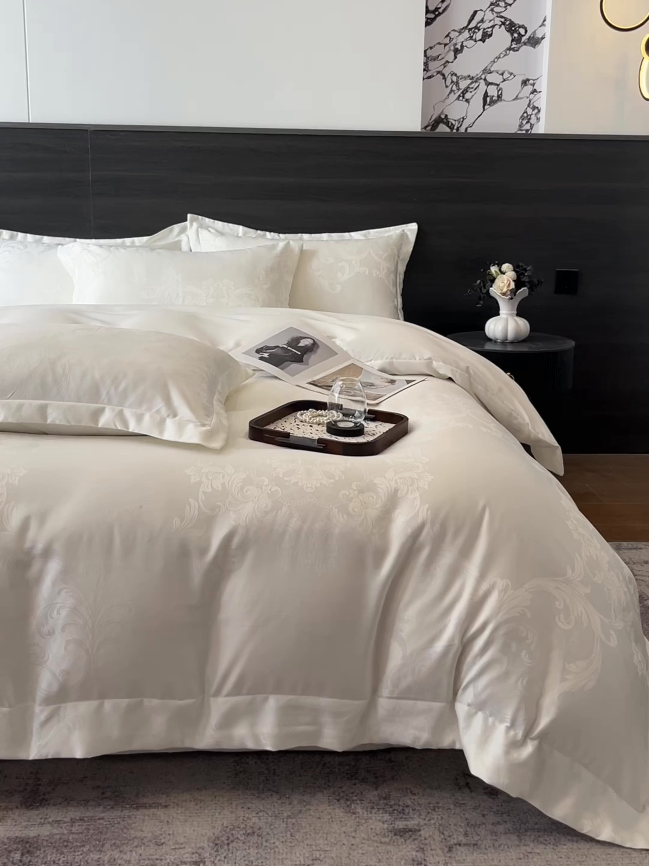 91家纺网 家纺一手货源 找家纺 金牛座家纺 2026春夏新款高精密大花位贡缎提花四件套-赫拉 赫拉-奶白