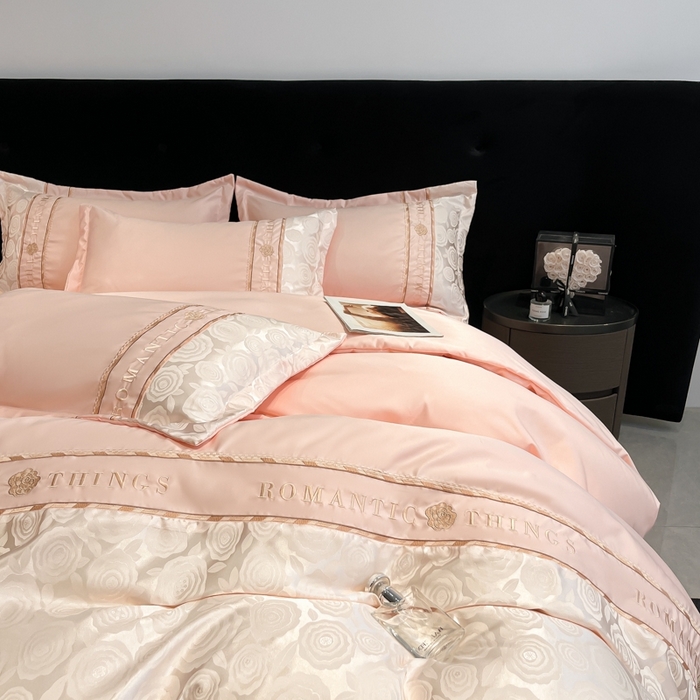 91家纺网 家纺一手货源 找家纺 金牛座家纺 2026春夏新款细斜纹贡缎亮丝提花重工刺绣四件套-爱恋 爱恋-浅粉