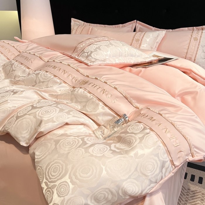 91家纺网 家纺一手货源 找家纺 金牛座家纺 2026春夏新款细斜纹贡缎亮丝提花重工刺绣四件套-爱恋 爱恋-浅粉