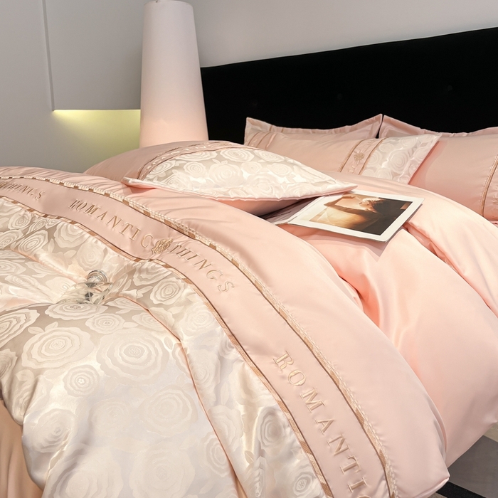 91家纺网 家纺一手货源 找家纺 金牛座家纺 2026春夏新款细斜纹贡缎亮丝提花重工刺绣四件套-爱恋 爱恋-浅粉