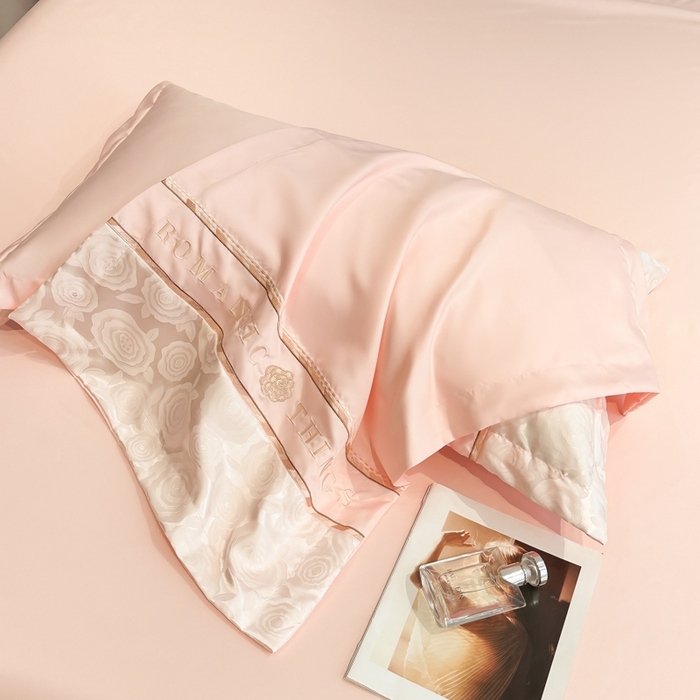 91家纺网 家纺一手货源 找家纺 金牛座家纺 2026春夏新款细斜纹贡缎亮丝提花重工刺绣四件套-爱恋 爱恋-浅粉