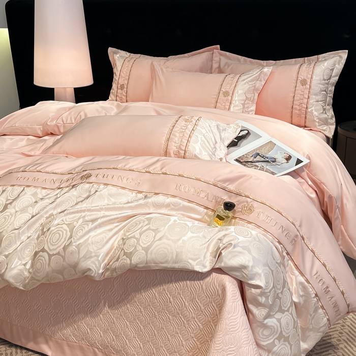 91家纺网 家纺一手货源 找家纺 金牛座家纺 2026春夏新款细斜纹贡缎亮丝提花重工刺绣四件套-爱恋 爱恋-浅粉