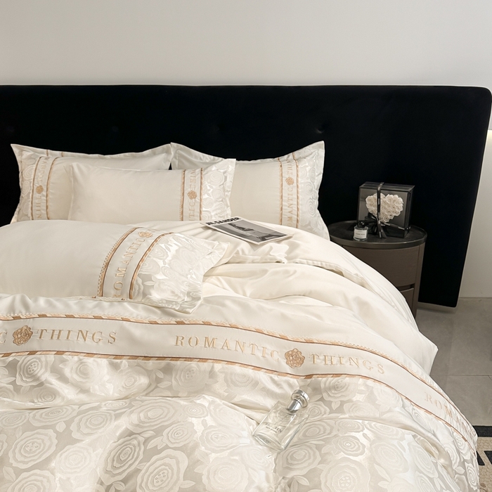 91家纺网 家纺一手货源 找家纺 金牛座家纺 2026春夏新款细斜纹贡缎亮丝提花重工刺绣四件套-爱恋 爱恋-奶白