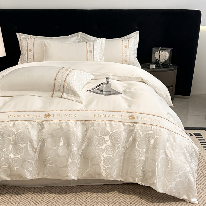 91家纺网 家纺一手货源 找家纺 金牛座家纺 2026春夏新款细斜纹贡缎亮丝提花重工刺绣四件套-爱恋 爱恋-奶白