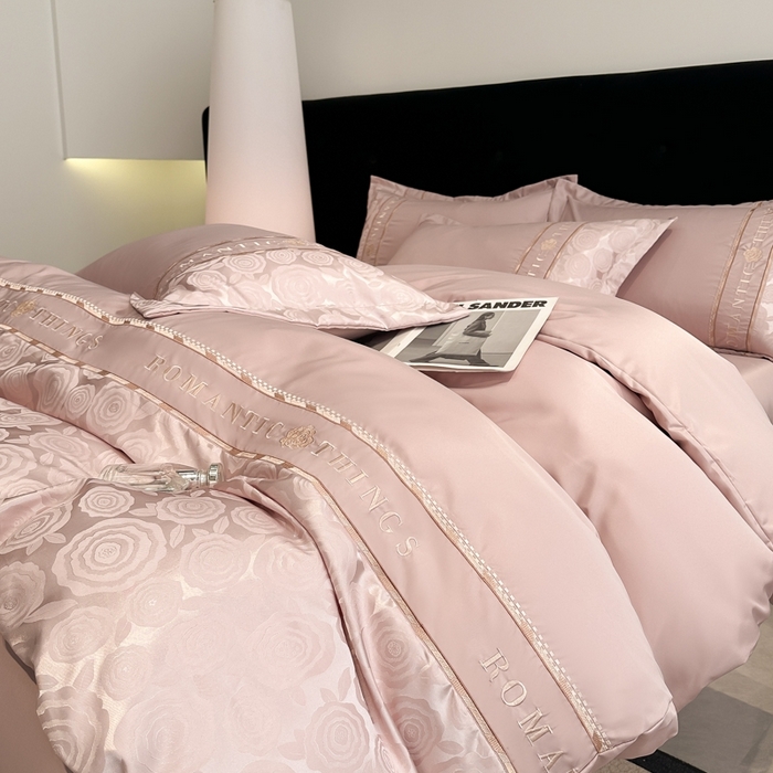 91家纺网 家纺一手货源 找家纺 金牛座家纺 2026春夏新款细斜纹贡缎亮丝提花重工刺绣四件套-爱恋 爱恋-浅豆沙