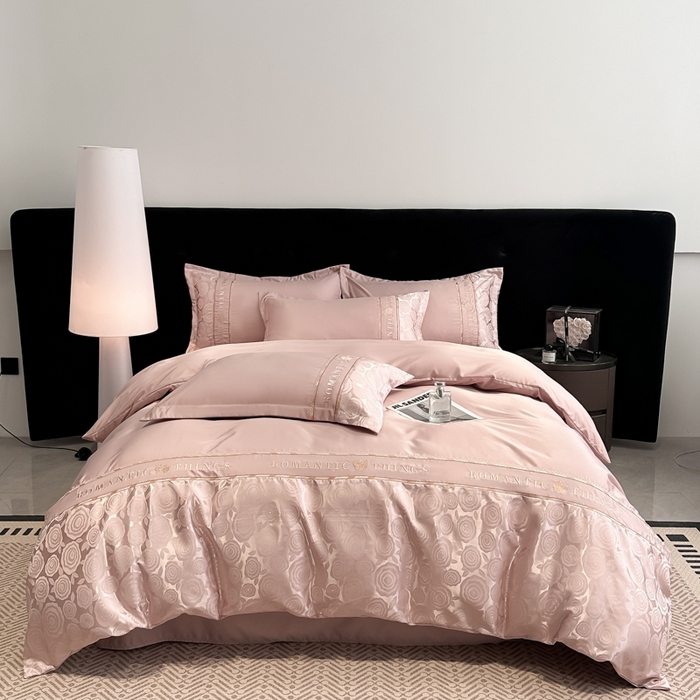 91家纺网 家纺一手货源 找家纺 金牛座家纺 2026春夏新款细斜纹贡缎亮丝提花重工刺绣四件套-爱恋 爱恋-浅豆沙