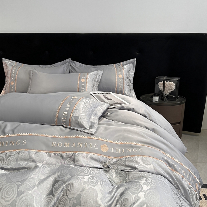 91家纺网 家纺一手货源 找家纺 金牛座家纺 2026春夏新款细斜纹贡缎亮丝提花重工刺绣四件套-爱恋 爱恋-灰