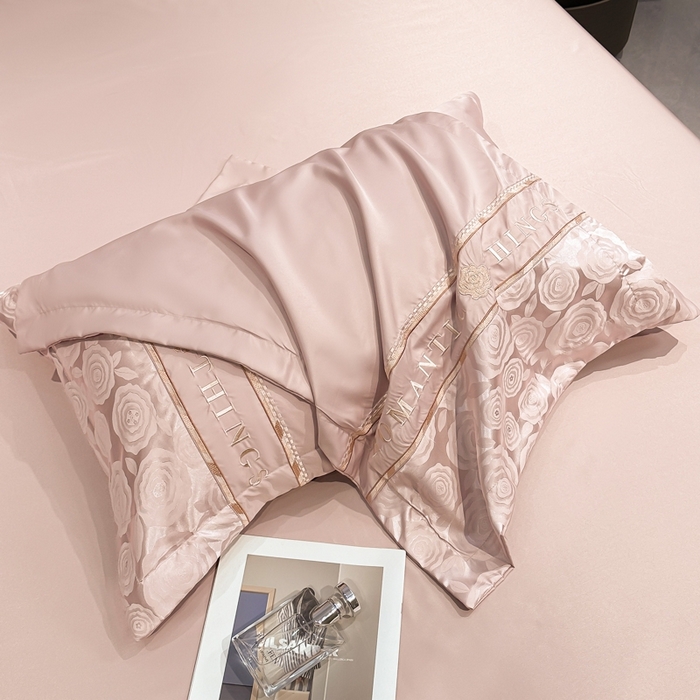 91家纺网 家纺一手货源 找家纺 金牛座家纺 2026春夏新款细斜纹贡缎亮丝提花重工刺绣四件套-爱恋 爱恋-浅豆沙