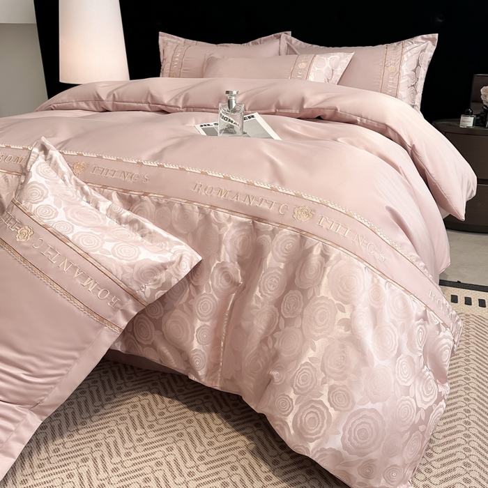 91家纺网 家纺一手货源 找家纺 金牛座家纺 2026春夏新款细斜纹贡缎亮丝提花重工刺绣四件套-爱恋 爱恋-浅豆沙