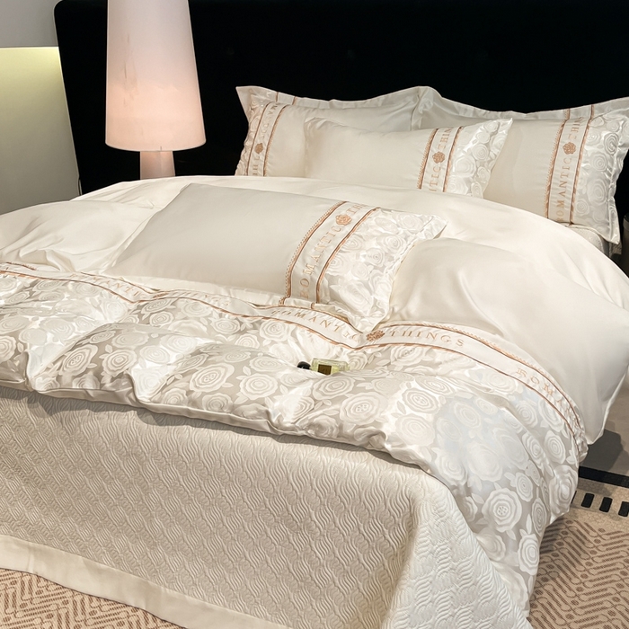 91家纺网 家纺一手货源 找家纺 金牛座家纺 2026春夏新款细斜纹贡缎亮丝提花重工刺绣四件套-爱恋 爱恋-奶白