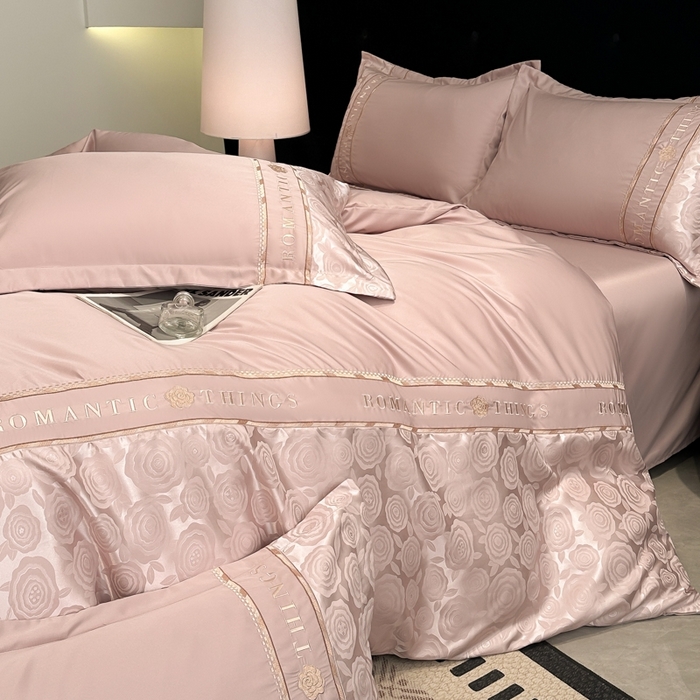 91家纺网 家纺一手货源 找家纺 金牛座家纺 2026春夏新款细斜纹贡缎亮丝提花重工刺绣四件套-爱恋 爱恋-浅豆沙