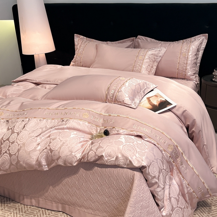 91家纺网 家纺一手货源 找家纺 金牛座家纺 2026春夏新款细斜纹贡缎亮丝提花重工刺绣四件套-爱恋 爱恋-浅豆沙