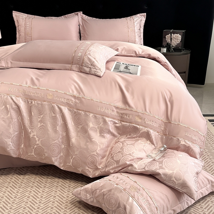 91家纺网 家纺一手货源 找家纺 金牛座家纺 2026春夏新款细斜纹贡缎亮丝提花重工刺绣四件套-爱恋 爱恋-浅豆沙