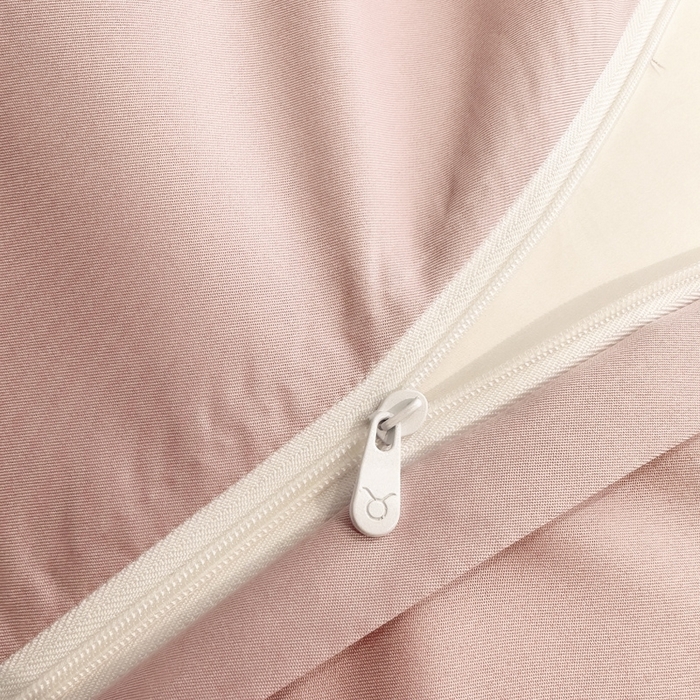 91家纺网 家纺一手货源 找家纺 金牛座家纺 2026春夏新款细斜纹贡缎亮丝提花重工刺绣四件套-爱恋 爱恋-浅豆沙