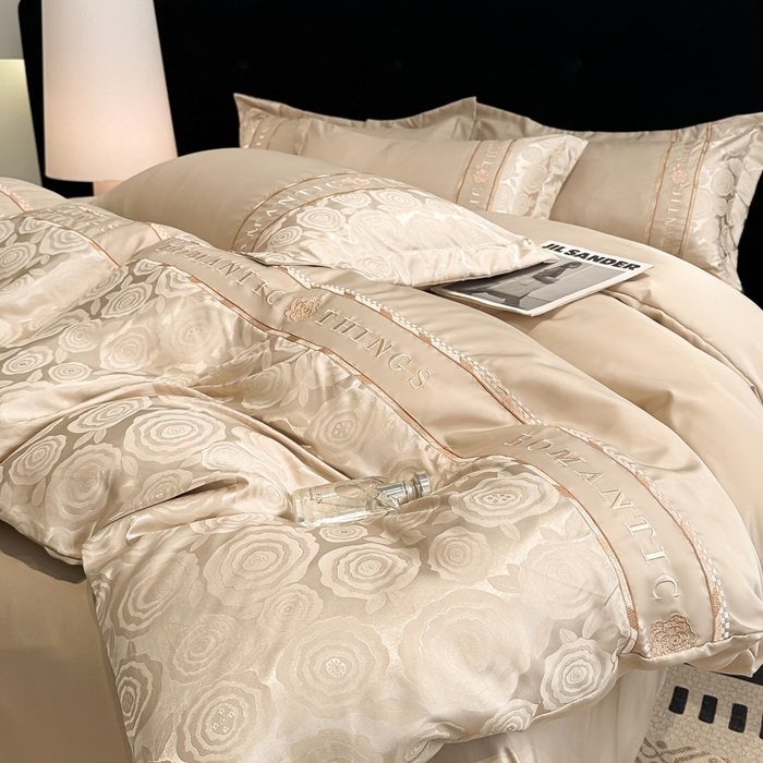 91家纺网 家纺一手货源 找家纺 金牛座家纺 2026春夏新款细斜纹贡缎亮丝提花重工刺绣四件套-爱恋 爱恋-香槟