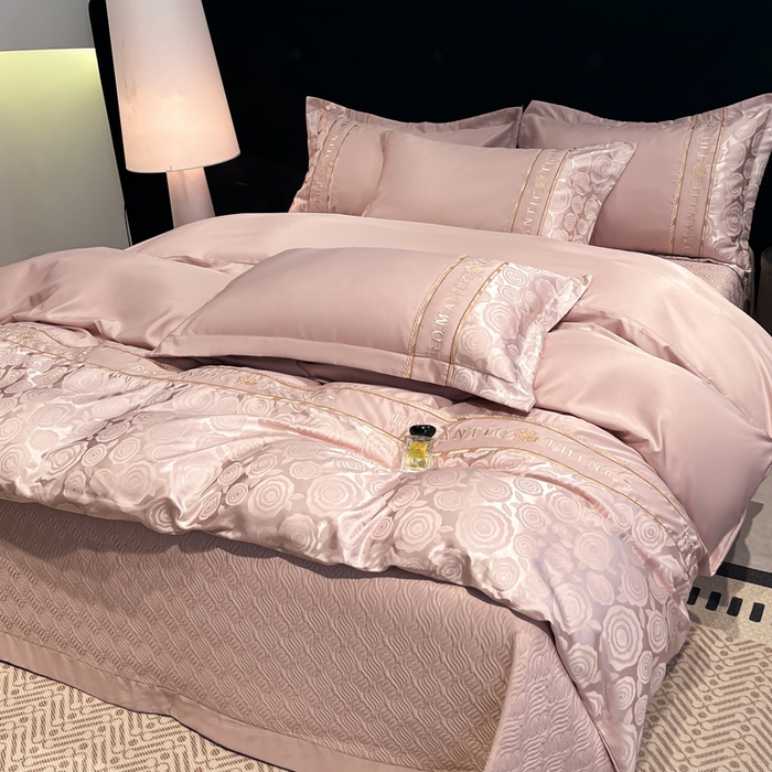 91家纺网 家纺一手货源 找家纺 金牛座家纺 2026春夏新款细斜纹贡缎亮丝提花重工刺绣四件套-爱恋 爱恋-浅豆沙