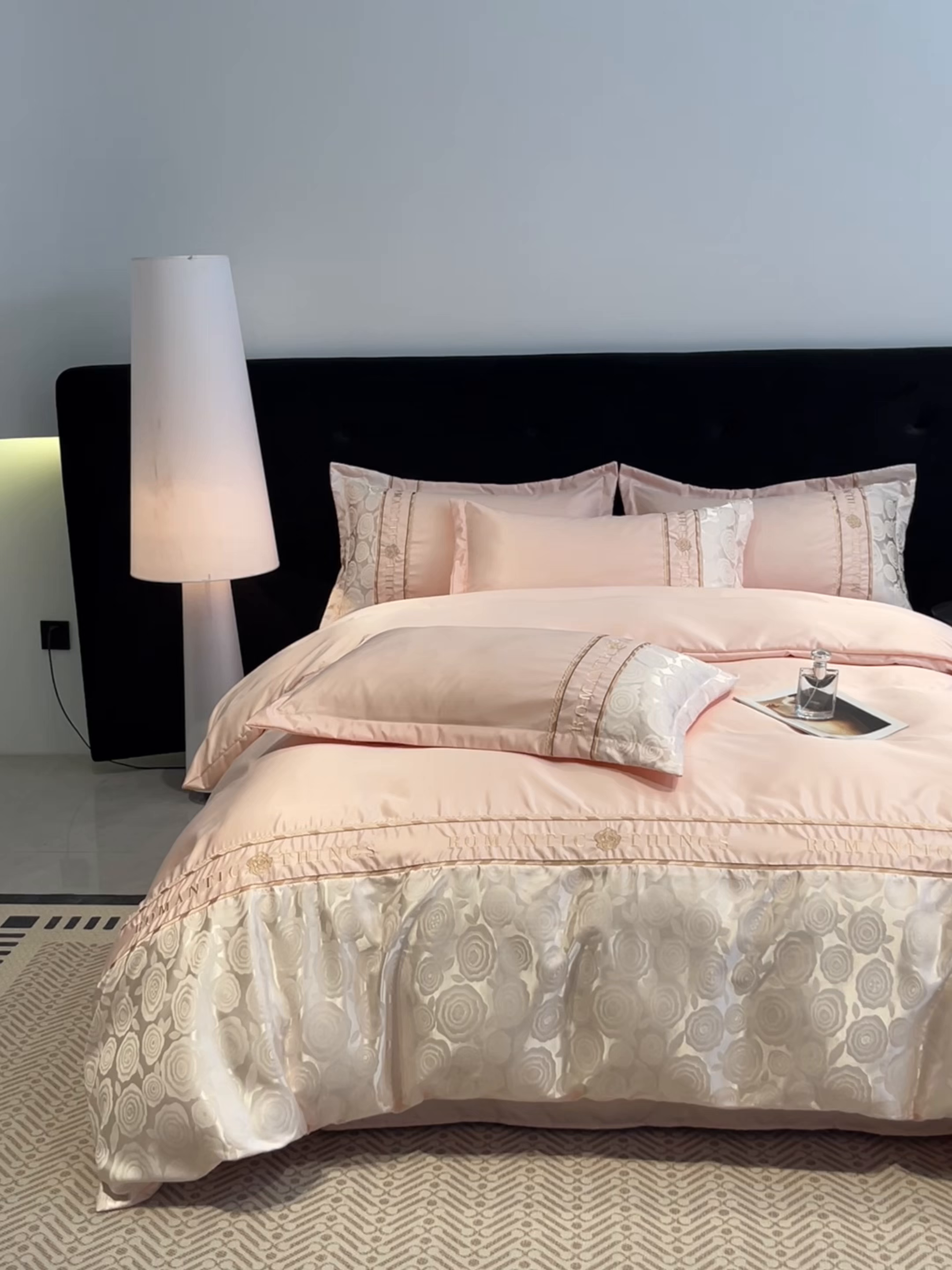 91家纺网 家纺一手货源 找家纺 （总）金牛座家纺 2026春夏新款细斜纹贡缎亮丝提花重工刺绣四件套-爱恋