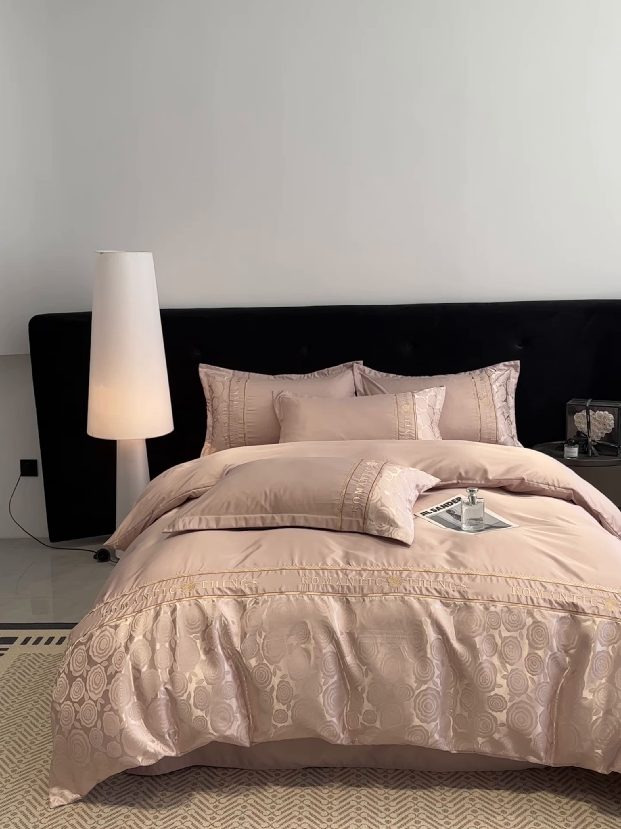 91家纺网 家纺一手货源 找家纺 金牛座家纺 2026春夏新款细斜纹贡缎亮丝提花重工刺绣四件套-爱恋 爱恋-浅豆沙