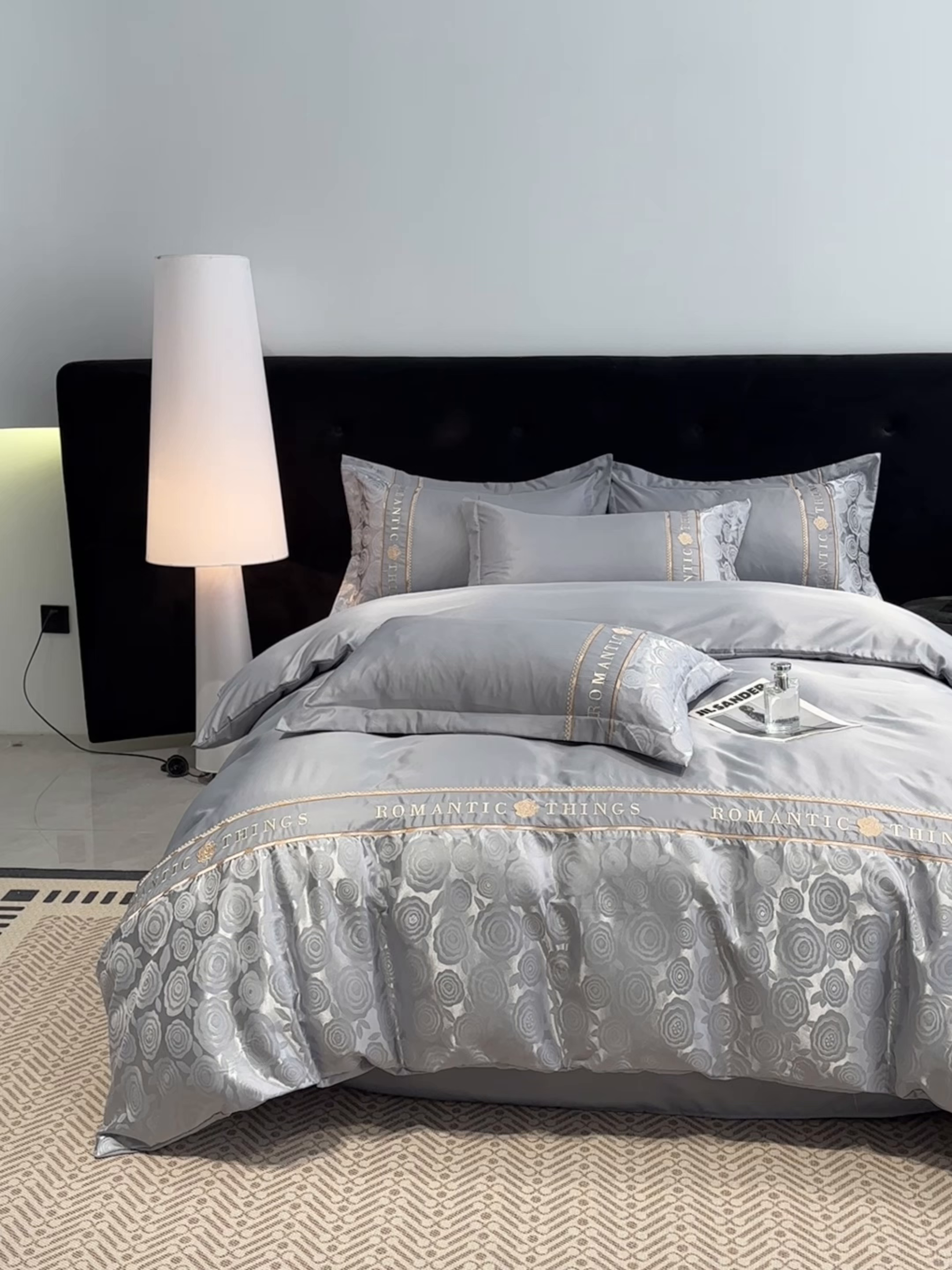 91家纺网 家纺一手货源 找家纺 金牛座家纺 2026春夏新款细斜纹贡缎亮丝提花重工刺绣四件套-爱恋 爱恋-灰