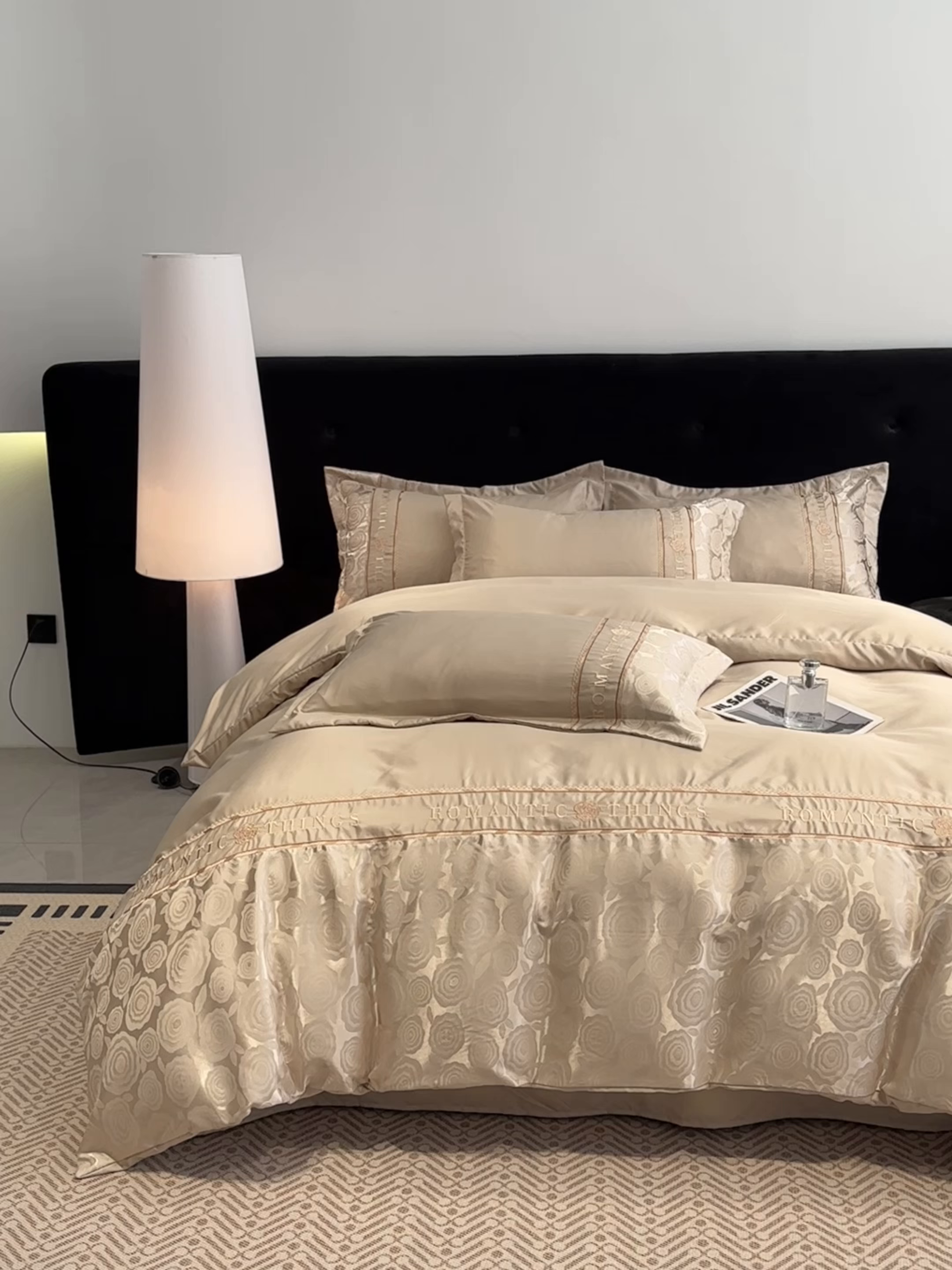 91家纺网 家纺一手货源 找家纺 金牛座家纺 2026春夏新款细斜纹贡缎亮丝提花重工刺绣四件套-爱恋 爱恋-香槟