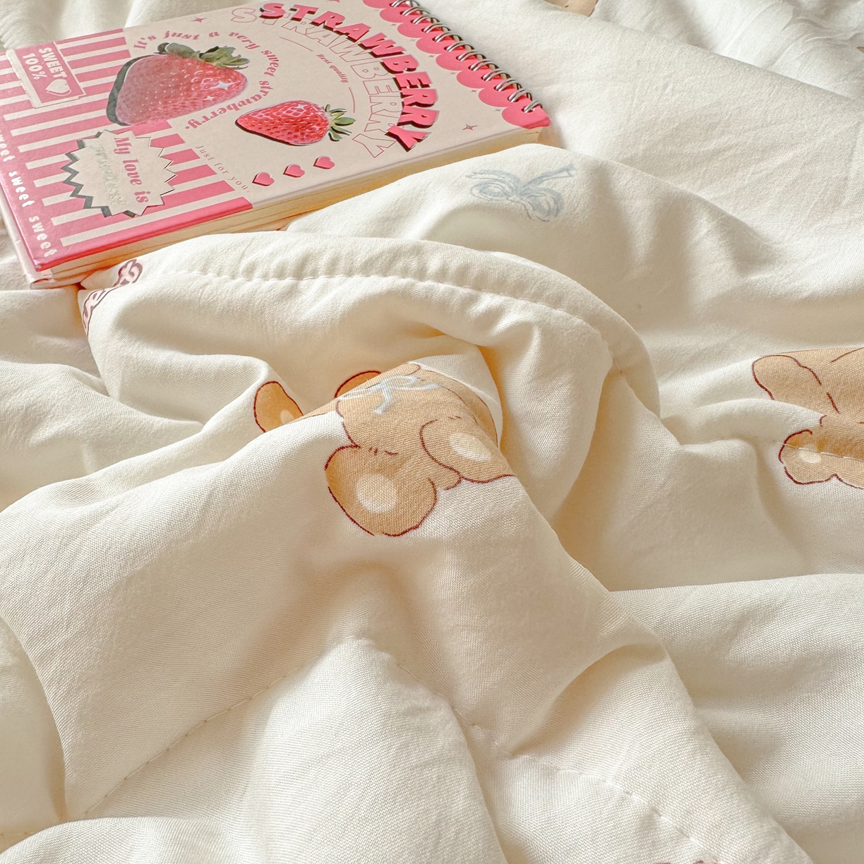 91家纺网 家纺一手货源 找家纺 慕尚家纺 2026新款乳胶凉席夏被空调被夏凉被套装组合 宝贝小熊