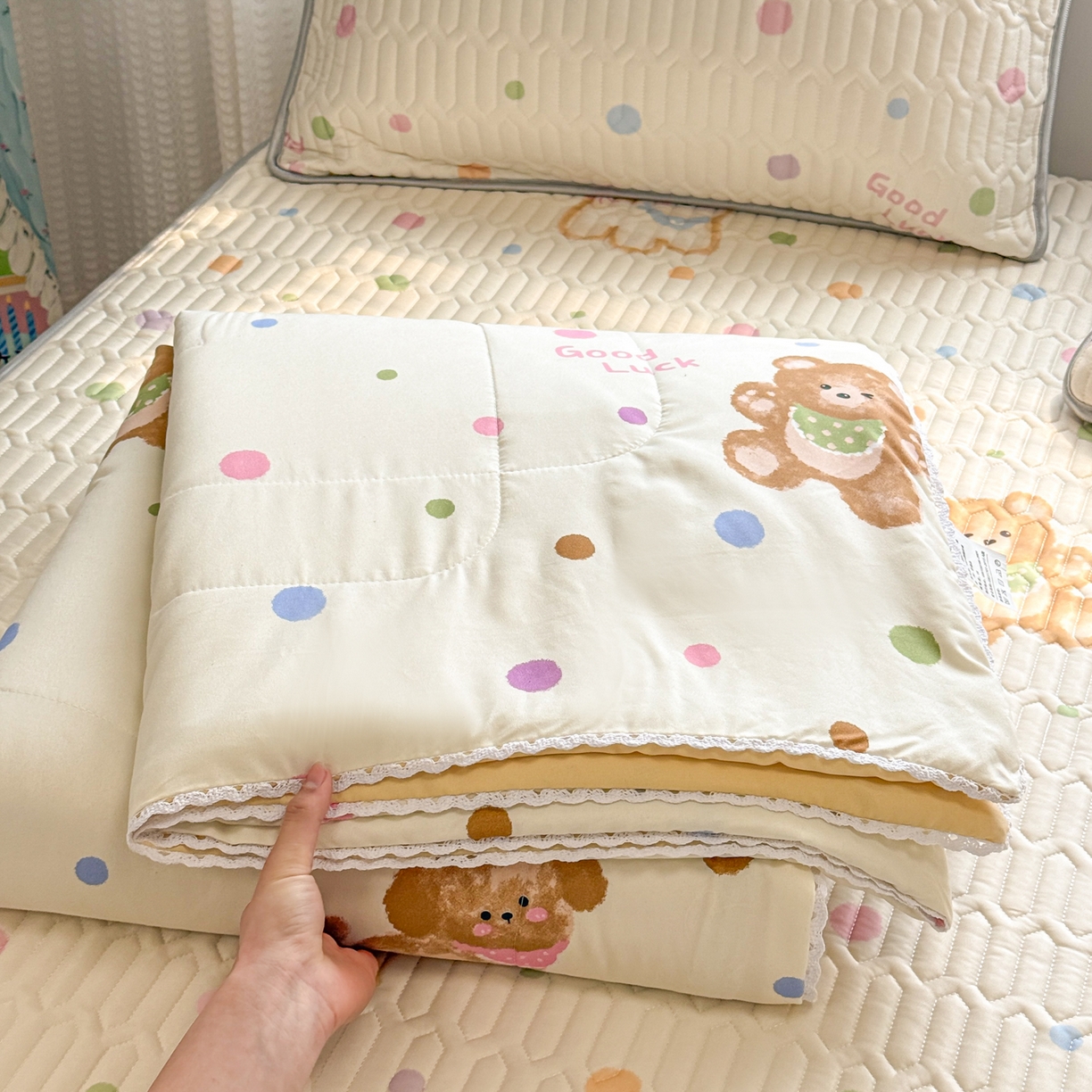 91家纺网 家纺一手货源 找家纺 慕尚家纺 2026新款乳胶凉席夏被空调被夏凉被套装组合 多彩熊