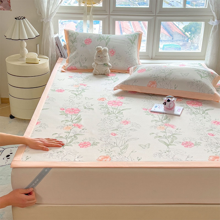 91家纺网 家纺一手货源 找家纺 莱家富 2026新款夏季花卉冰丝床裙席单件夏天冰豆豆A类可机洗学生宿舍空调软席 印花斜纹凉席-牡丹粉