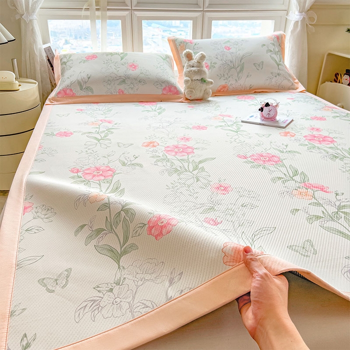 91家纺网 家纺一手货源 找家纺 莱家富 2026新款夏季花卉冰丝床裙席单件夏天冰豆豆A类可机洗学生宿舍空调软席 印花斜纹凉席-牡丹粉