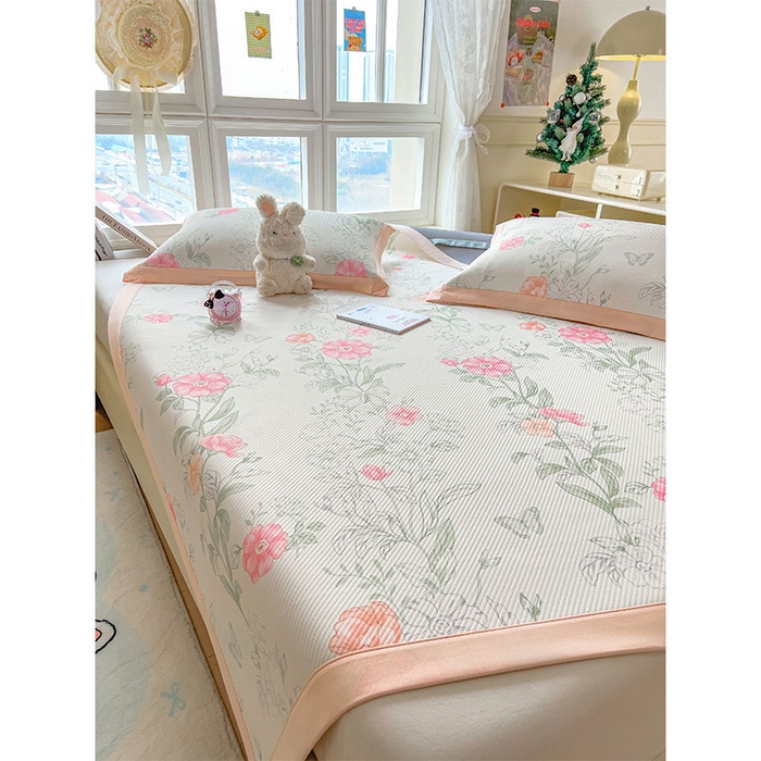 91家纺网 家纺一手货源 找家纺 莱家富 2026新款夏季花卉冰丝床裙席单件夏天冰豆豆A类可机洗学生宿舍空调软席 印花斜纹凉席-牡丹粉