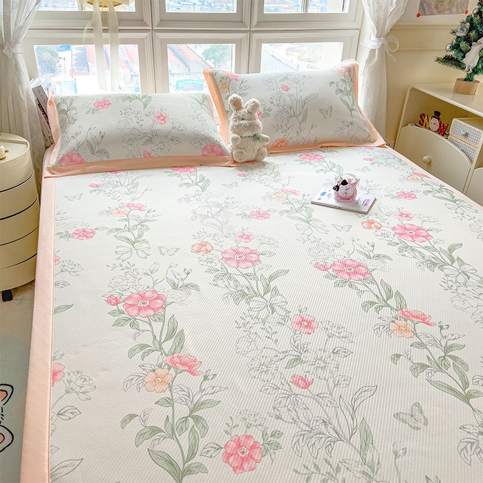 91家纺网 家纺一手货源 找家纺 莱家富 2026新款夏季花卉冰丝床裙席单件夏天冰豆豆A类可机洗学生宿舍空调软席 印花斜纹凉席-牡丹粉