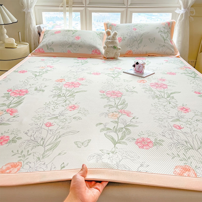 91家纺网 家纺一手货源 找家纺 莱家富 2026新款夏季花卉冰丝床裙席单件夏天冰豆豆A类可机洗学生宿舍空调软席 印花斜纹凉席-牡丹粉