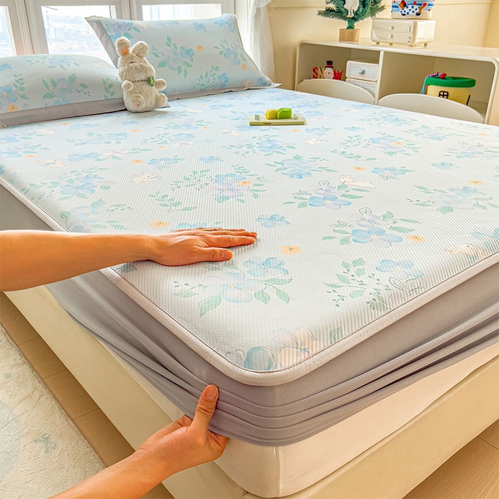 91家纺网 家纺一手货源 找家纺 莱家富 2026新款夏季花卉冰丝床裙席单件夏天冰豆豆A类可机洗学生宿舍空调软席 印花床笠席-春漫庭