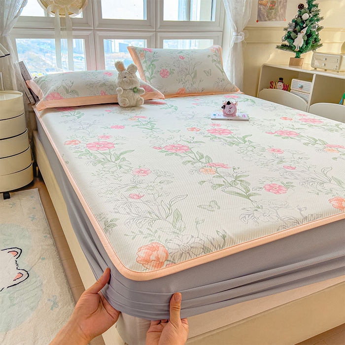 91家纺网 家纺一手货源 找家纺 莱家富 2026新款夏季花卉冰丝床裙席单件夏天冰豆豆A类可机洗学生宿舍空调软席 印花床笠席-牡丹粉