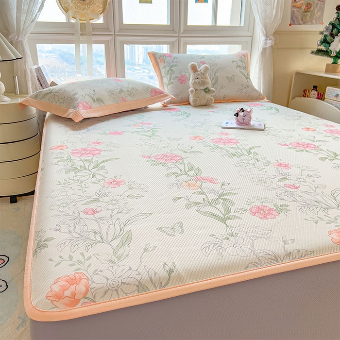 91家纺网 家纺一手货源 找家纺 莱家富 2026新款夏季花卉冰丝床裙席单件夏天冰豆豆A类可机洗学生宿舍空调软席 印花床笠席-牡丹粉